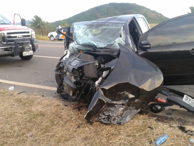 Carros batem de frente, uma pessoa morre e 4 se ferem em Guarapari, espírito santo.  (Foto: Marcelo Serafim/ VC no ESTV)