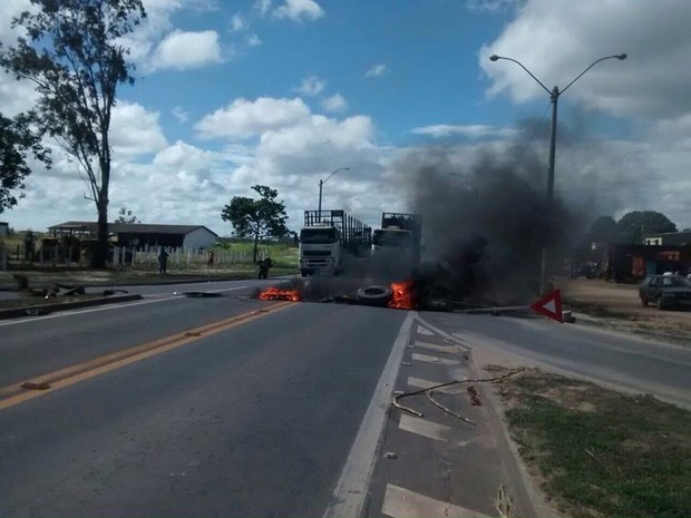 Moradores fecharam rodovia no Norte do Espírito Santo (Foto: Internauta/ Gazeta Online)