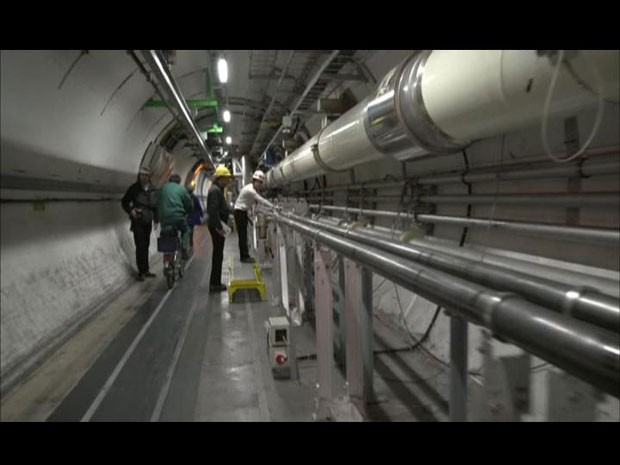 Cientistas trabalham nos reparos do LHC (Foto: BBC)