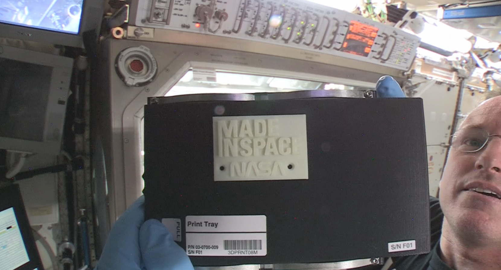 Made In Space testando a impressora 3D que viajará ao espaço (Foto: Reprodução)