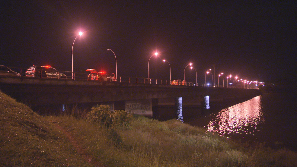 Carros da polícia na Ponte das Garças, onde mulher perdeu controle antes de cair no Lago Paranoá (Foto: TV Globo/Reprodução)