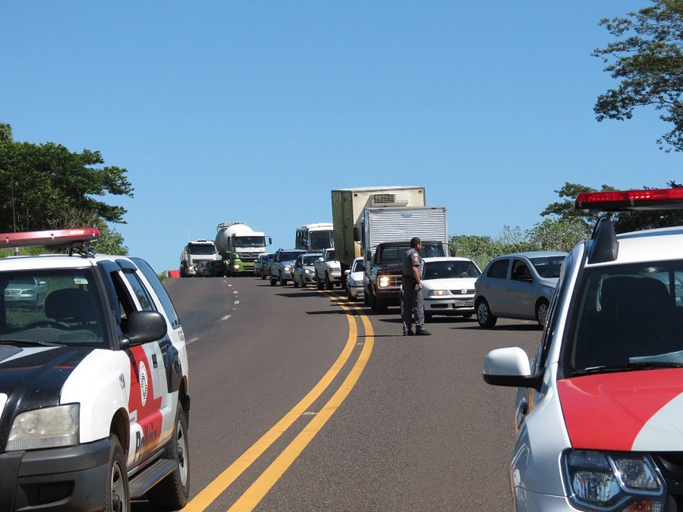 Acidente aconteceu na Rodovia Comandante João Ribeiros de Barros, em Dracena (Foto: Jorge Zanoni/Cedida)