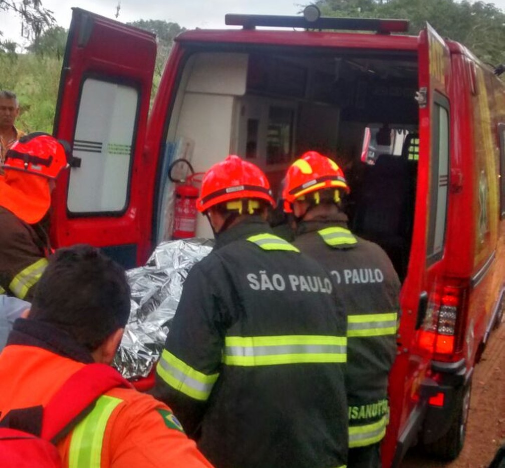 Unidade de Resgate socorreu o motorista (Foto: Corpo de Bombeiros/Cedida)