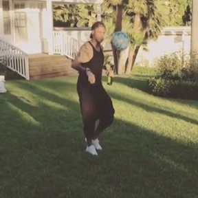 Neymar bate bola com Justin Bieber (Foto: Instagram/ Reprodução)