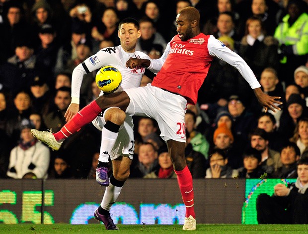 Clint Dempsey e Johan Djourou, Fulham x Arsenal (Foto: AFP)