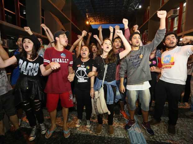 Estudantes deixam ocupação ao prédio do Paranaprevidência (Foto: Giuliano Gomes/Agência PR Press)