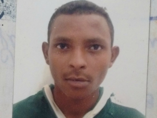 Josiel de Oliveira, de 23 anos, foi morto a facadas em frente à uma loja, em Rio Branco (Foto: Arquivo da família)