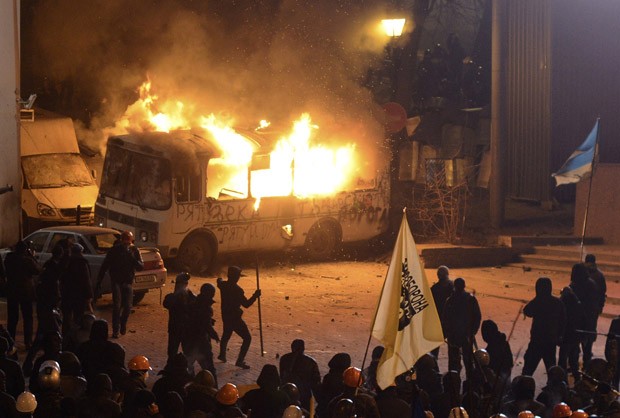 Manifestantes colocam fogo em ônibus da polícia em Kiev (Foto: Maks Levin/Reuters)