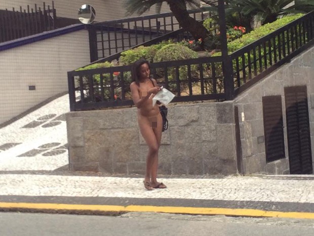 Mulher foi flagrada andando nua em rua de Santos, SP (Foto: Celina Rodrigues / Arquivo Pessoal)