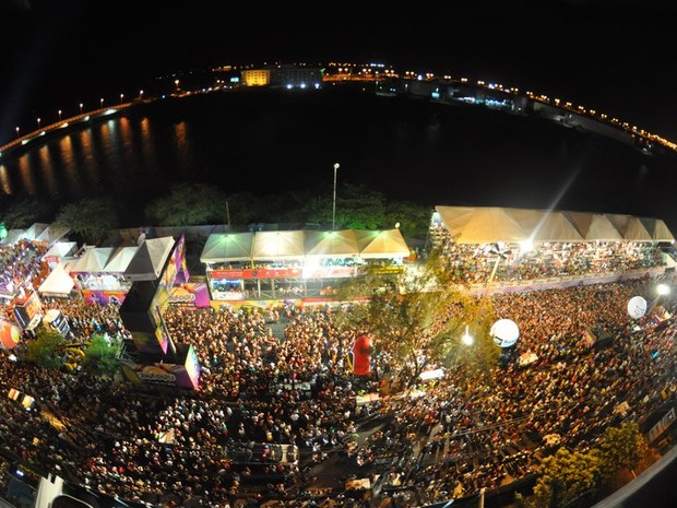 Banda Eva arrastou a multidão que tomou conta da Av. Beira Mar nesta segunda noite de Pré-Caju (Foto: Jorge Henrique/ G1 SE)