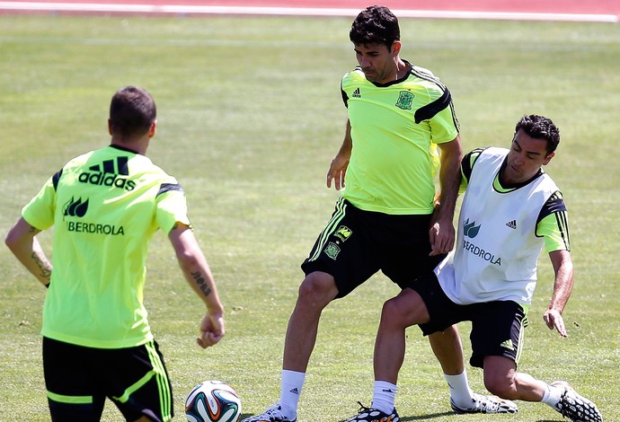 Diego Costa e Xavi treino Espanha (Foto: Reuters)