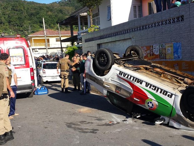 Viatura da PM capotou na manhã desta sexta (10) em São José (Foto: Arcanjo/Corpo de Bombeiros)