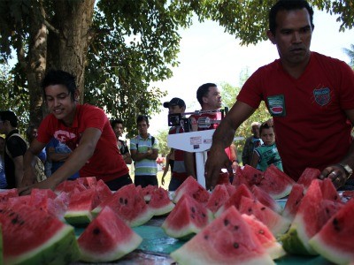 Pai e filho concorreram no concurso de 'Maior Comedor de Melancia' em Nazaré (RO) (Foto: Shara Alencar/GLOBOESPORTE.COM)