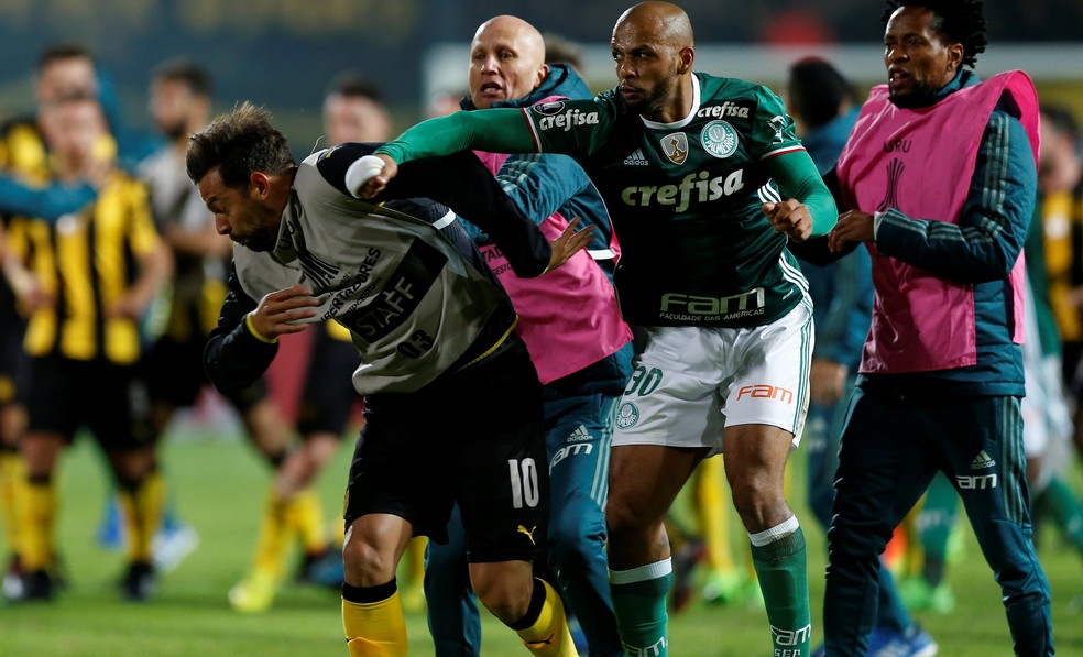Felipe Melo dá soco em Matias Mier na briga de Peñarol x Palmeiras (Foto: REUTERS/Andres Stapff)