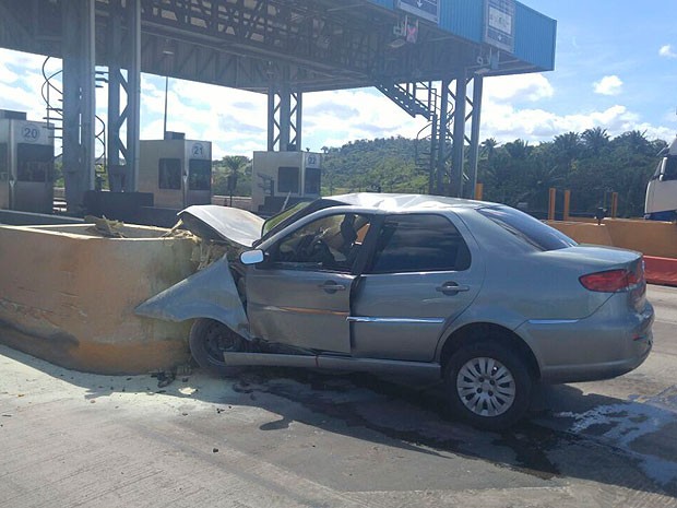 Motorista morreu após bater carro em barreira de proteção de pedágio, em Simões Filho (Foto: Divulgação/PRF)