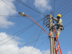 Eletrobras Piauí faz corte de energia em 9 mil casas na Zona Norte de Teresina (Foto: Catarina Costa/G1)