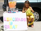 Filha de Alessandra Ambrósio vende limonada na rua em Los Angeles