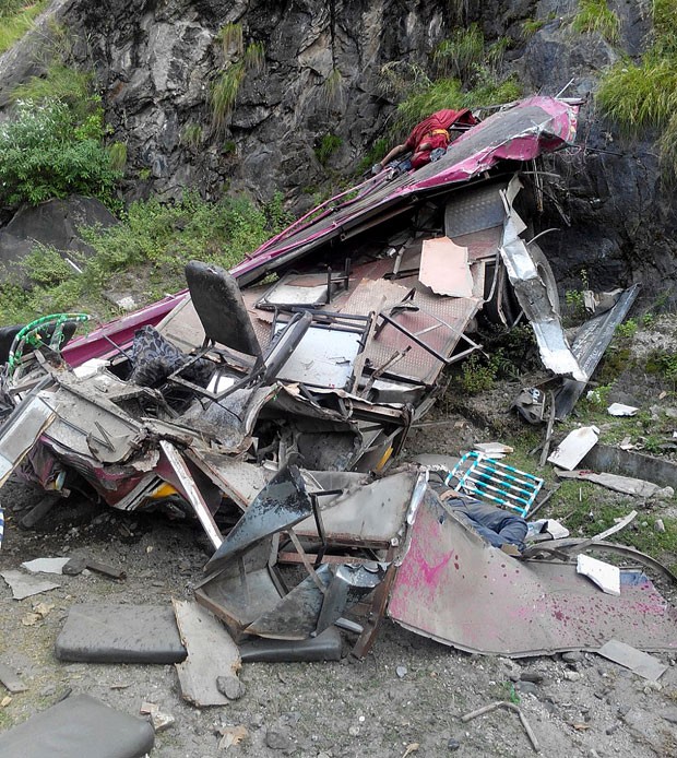Queda de um ônibus em um barranco no estado de Himachal Pradesh, no norte da Índia, deixou mortos nesta terça-feira (Foto: AFP)