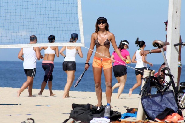 Letícia Wiemann joga vôlei de praia no Rio (Foto: JC Pereira / AgNews)