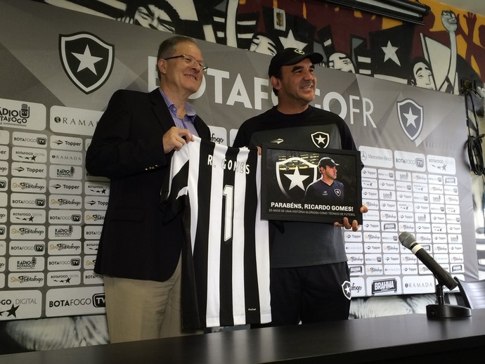 Ricardo Gomes Homenagem Botafogo (Foto: Reprodução/Twitter) Ricardo Gomes Homenagem Botafogo (Foto: Reprodução/Twitter)