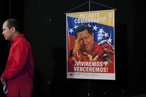 Cartaz em apoio à saúde de Hugo Chávez (Foto: AP Photo/Ramon Espinosa)