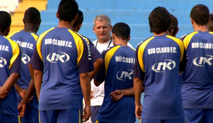 Técnico Fahel Júnior passa intruções para jogadores do Rio Claro (Foto: Pedro Santana/ EPTV)