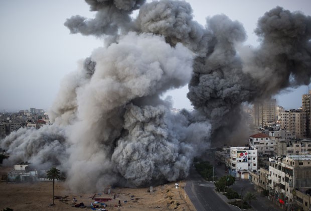 Fumaça sobre após ataque das forças de Israel na cidade de Gaza neste domingo (18) (Foto: Bernat Armangue/AP)