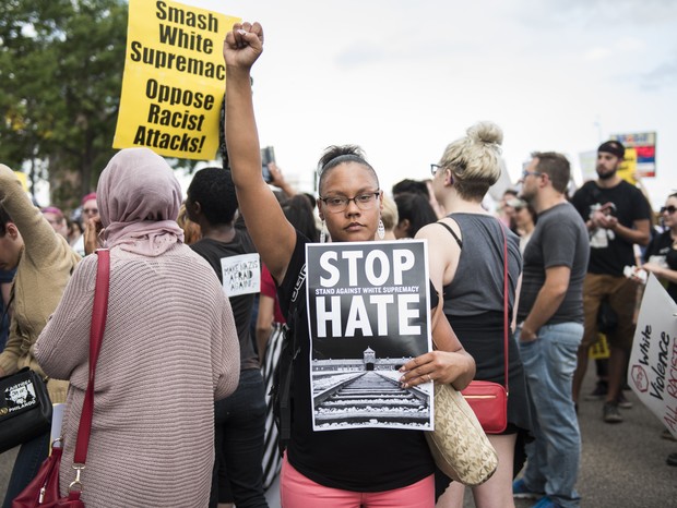 Manifestante segura cartaz que diz "Pare o Ódio" durante manifestação nos Estados Unidos (Foto: Getty Image)