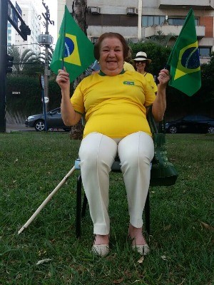 Aposentada diz que não falta a nenhum protesto em Campo Grande (Foto: Ronie Cruz/G1 MS) Aposentada diz que não falta a nenhum protesto em Campo Grande (Foto: Ronie Cruz/G1 MS)