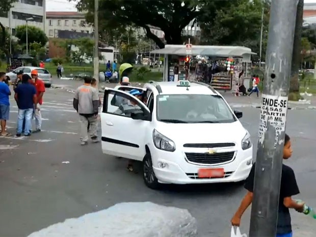 Depois de furtar pedestres, bandidos entram em táxi para ir embora do Brás (Foto: TV Globo/Reprodução)