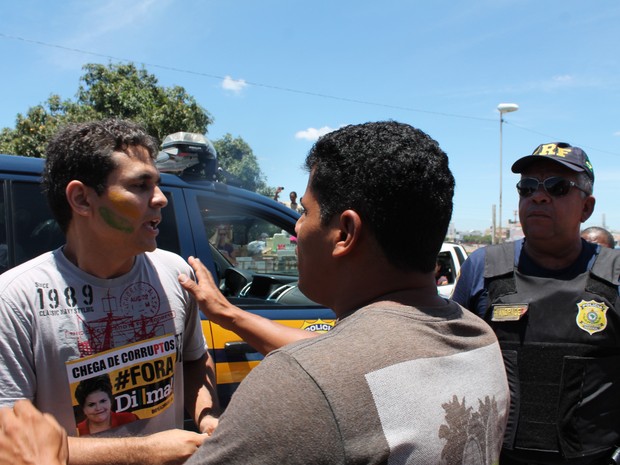 Motoristas tentaram conversar com manifestantes para passar pela ponte (Foto: Amanda Franco/ G1)
