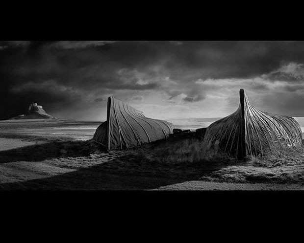 No ano passado, o fotógrafo britânico David Byrne foi eliminado do concurso 'Fotógrafo de Paisagem do Ano' por ter usado muito Photoshop em sua foto, batizada 'Barcos de Lindisfarne'. (Foto: Reprodução)