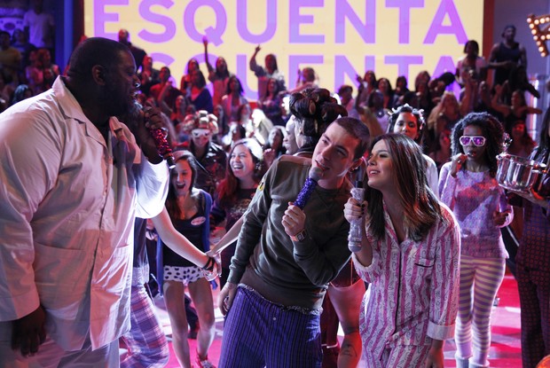 De pijama, Di Ferrero e Giovanna Lancellotti cantam (Foto: Rede Globo/Divulgação)
