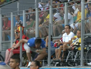 Invasor "cadeirante"; Bélgica x Estados Unidos (Foto: Reprodução SporTV) Invasor "cadeirante"; Bélgica x Estados Unidos (Foto: Reprodução SporTV)
