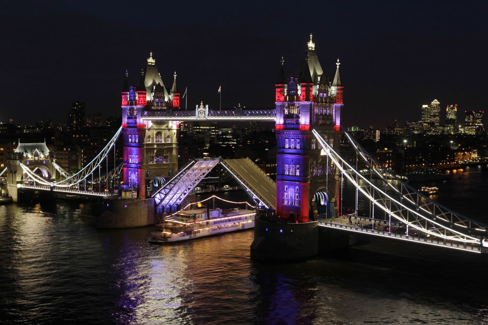 Em Londres, a Tower Bridge recebeu iluminação nova em preparação para o Jubileu de diamante da rainha e para os Jogos Olímpicos 2012 (Foto: Sang Tan)