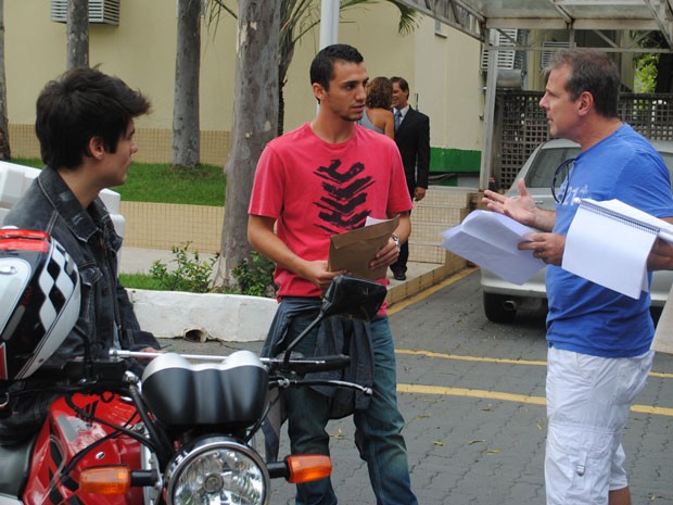 Guilherme Leicam e Pedro Cassiano recebem instruções do diretor Marcus Vinícius (Foto: Tv Globo / Malhação)
