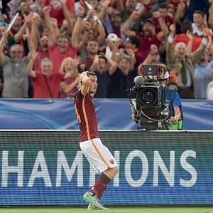 Florenzi assustado com próprio gol Roma x Barcelona (Foto: Reprodução Instagram)
