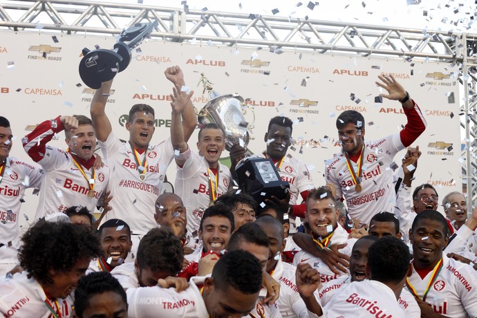 Jogadores erguem a taça de Campeão Gaúcho (Foto: Wesley Santos/Agência PressDigital)