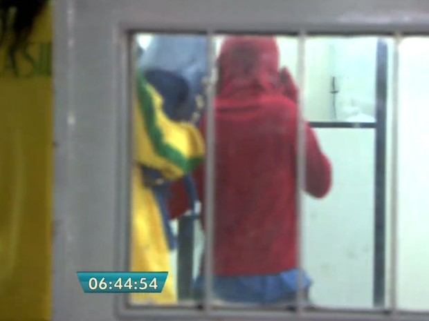 Menor de 9 anos foi levado à delegacia na companhia da mãe (Foto: TV Globo/Reprodução)