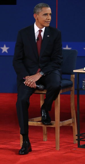 Obama ouve pergunta durante o debate desta terça (Foto: AP)