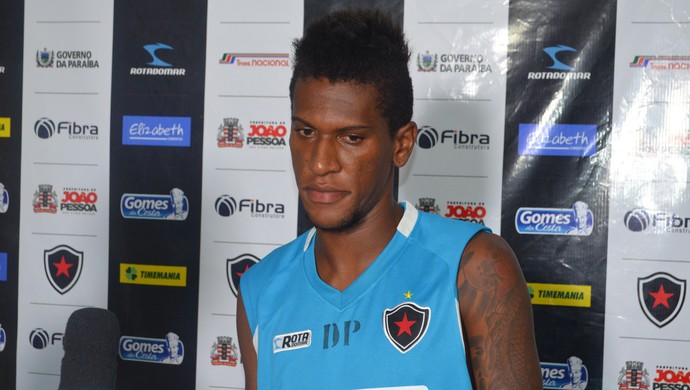 Treino do Botafogo-PB, lateral Alex Cazumba (Foto: Amauri Aquino / GloboEsporte.com/pb)