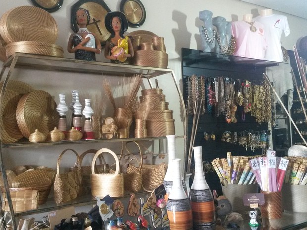 Empresária revende peças produzidas por dezenas de artesãos no Tocantins (Foto: Jesana de Jesus/G1)