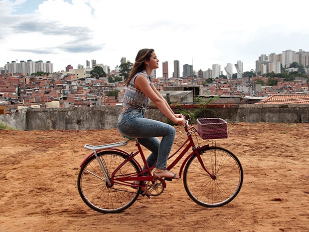 Mari anda de bicicleta por Paraisópolis, com a paisagem ao fundo do Morumbi (Foto: Marcos Mazini/Gshow)