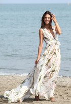 Alessandra Ambrósio usa vestido esvoaçante no Festival de Veneza