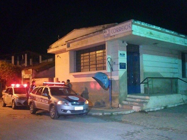 Trio tentou assaltar a agência dos Correios em Pilões (Foto: Volney Andrade/TV Cabo Branco)