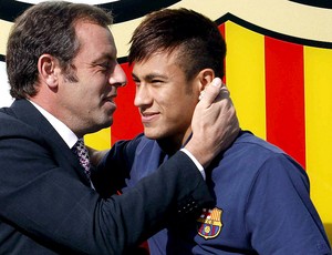 Neymar com Sandro Rosell presidente do Barcelona apresentação