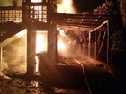 Casa fica completamente destruída após incêndio em Blumenau