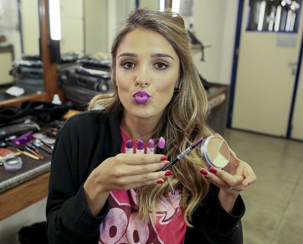 Rafa Brites mostra passo a passo para passar o batom com efeito ombré (Foto: Isabella Pinheiro/Gshow)