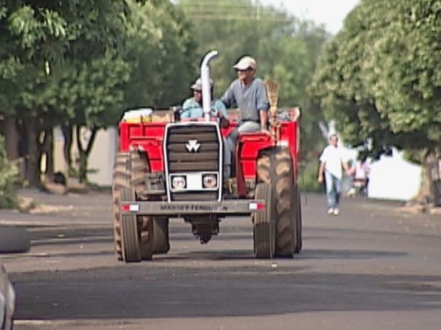 Serviço de manuntenção das máquinas e tratores teria sido contratado sem licitação  (Foto: reprodução/TV Tem)