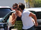 Alessandra Ambrósio ganha beijos do marido durante passeio